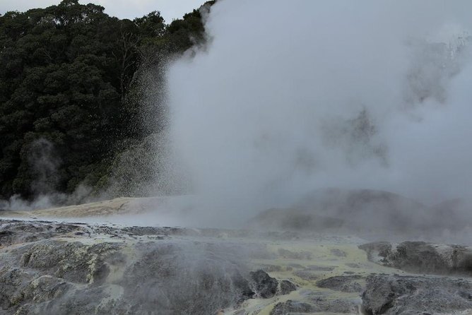 2-Day Hobbiton, Rotorua, Waitomo Caves Tour from Auckland with Accommodation - Transport, guides, and changing groups