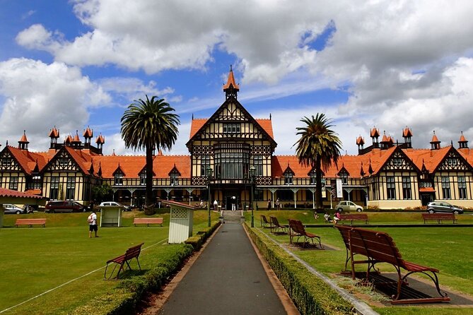 2 Day Tour Auckland to Hobbiton, Waitomo, Rotorua and Taupo - Hobbiton, from lunch to the Shire