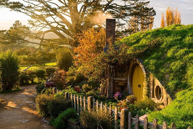 2 Day Waitomo Caves, Hobbiton Movie Set and Rotorua Tour from Auckland - The Māori evening and hangi dinner