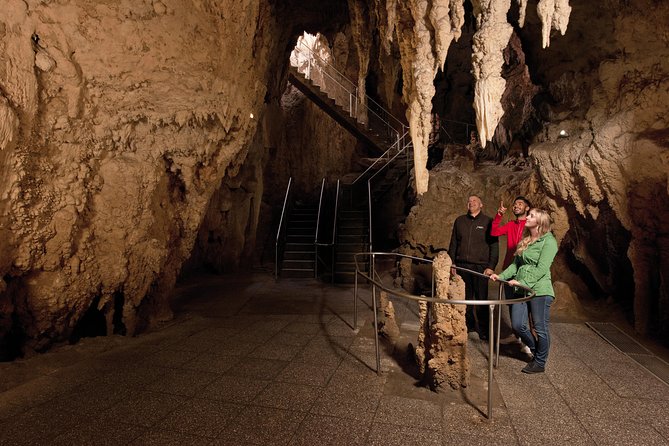 3 Day Waitomo Caves, Hobbiton Movie Set and Rotorua Tour from Auckland - Te Pa Tu offers a dedicated Māori cultural evening