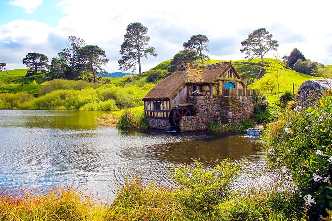 3 Day Waitomo Caves, Hobbiton Movie Set and Rotorua Tour from Auckland - Waimangu Volcanic Valley adds a darker volcanic story