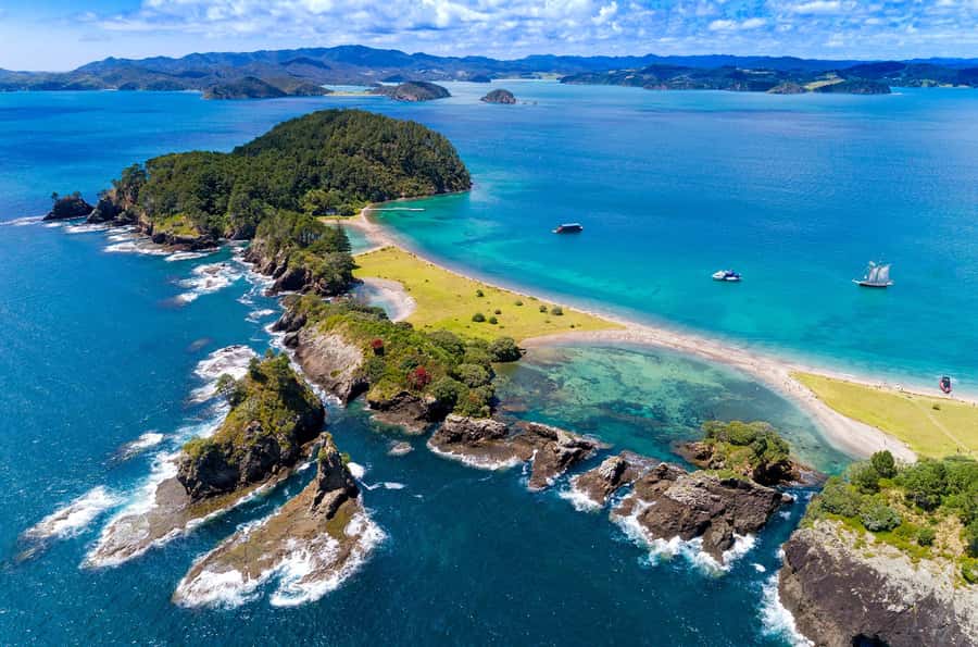 Auckland: Bay of Islands Day Tour with Dolphin Cruise - The Auckland to Paihia drive takes 3.5 hours
