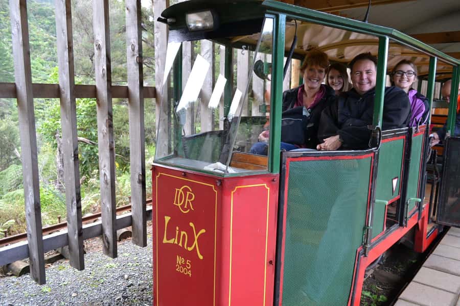 Auckland: Coromandel Day Tour including Hot Water Beach - Making your own pool at Hot Water Beach