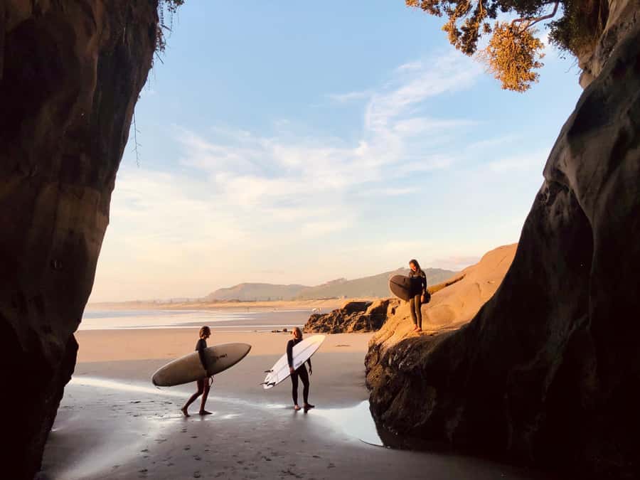 Auckland: Group Surfing Lesson with Muriwai Surf School - The first 30 minutes: equipment and standing technique