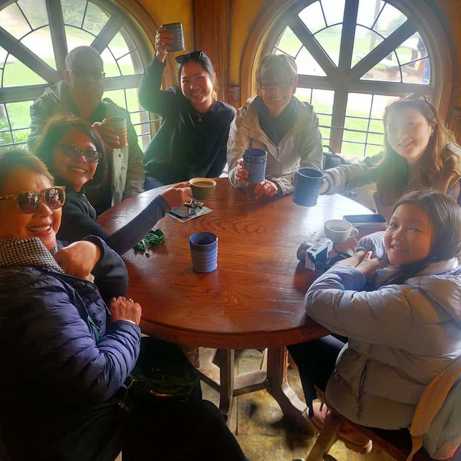 Auckland: Hobbiton and Rotorua Day Tour including Te Puia - What the day feels like in practice