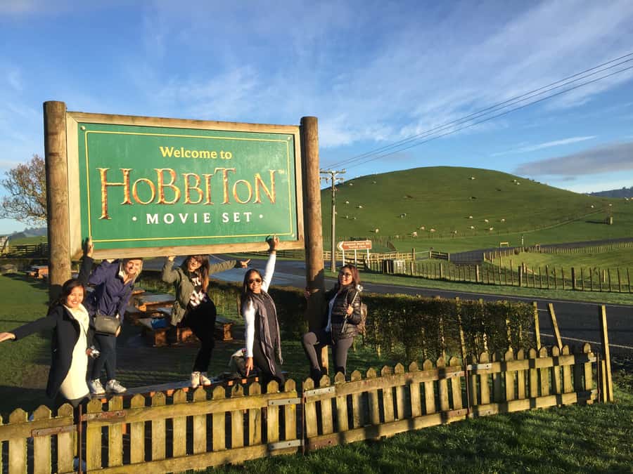 Auckland: Hobbiton and Rotorua Day Tour including Te Puia - Tirau, Fitzgerald Glade, and the Kaimai ranges