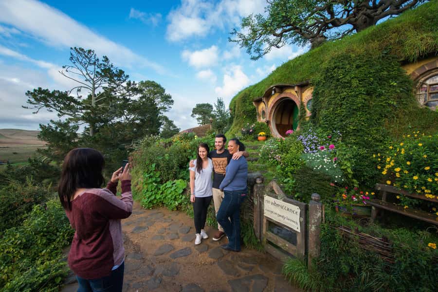 Auckland: Hobbiton and Rotorua Day Tour including Te Puia - From Auckland hotels through the Waikato
