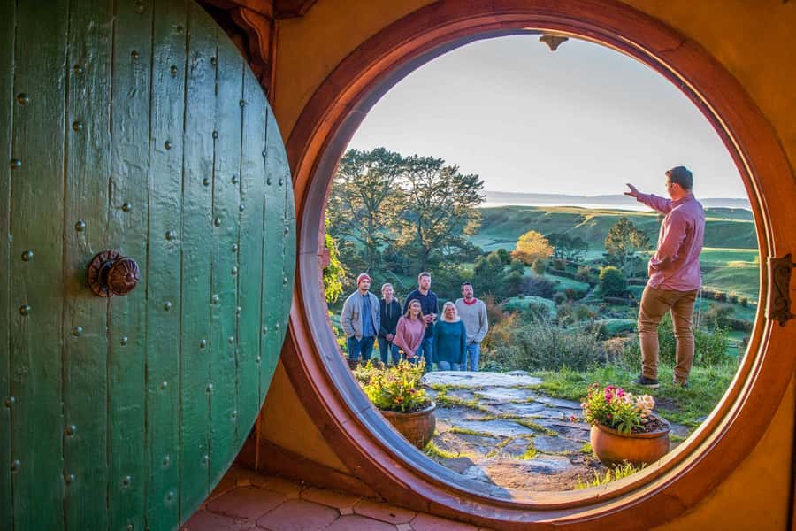 Auckland: Hobbiton Movie Set Day Trip with Festive Lunch - The long road from Auckland to the Shire