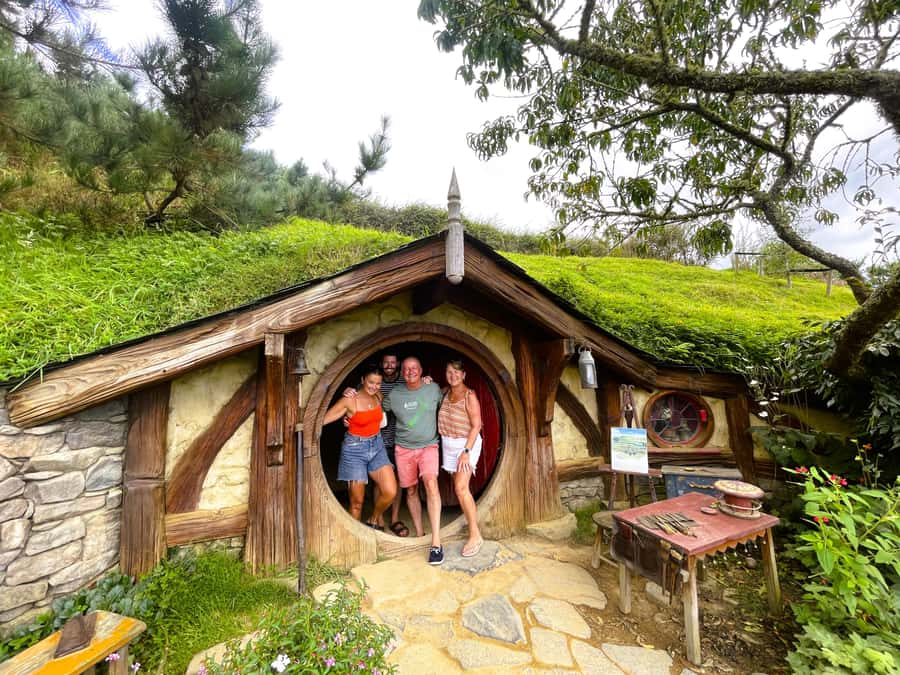 Auckland: Hobbiton & Waitomo Caves Small-Group Tour & Lunch - Lake Karapiro and the Waikato road