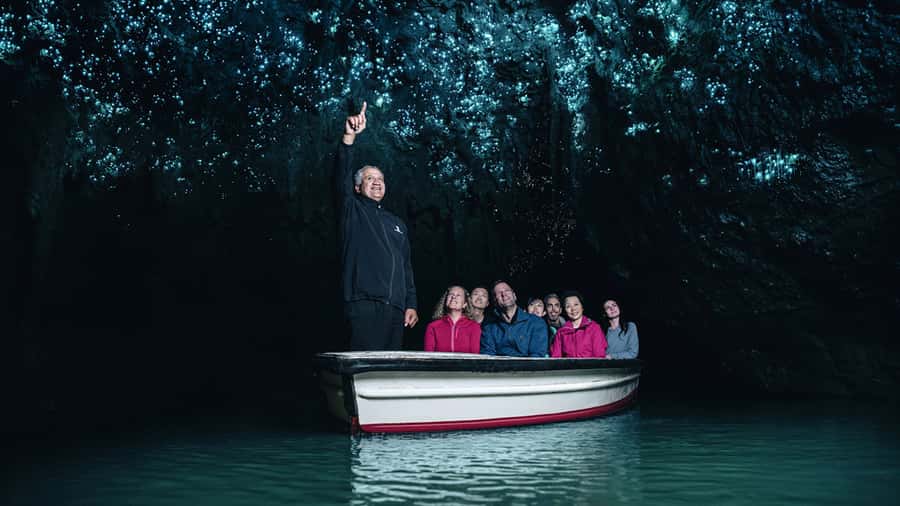 Auckland: Hobbiton & Waitomo Caves Small-Group Tour & Lunch - Small extras between the headline attractions