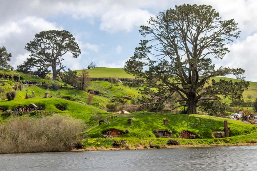 Auckland: Hobbiton & Waitomo Caves Small-Group Tour & Lunch - Hobbiton: a movie set with real pastoral charm