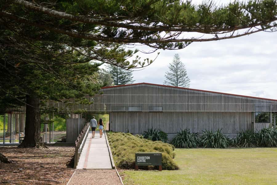 Auckland: Rotoroa Island and Man O'War Vineyard Combo Tour - Man O War Vineyard beside the bay