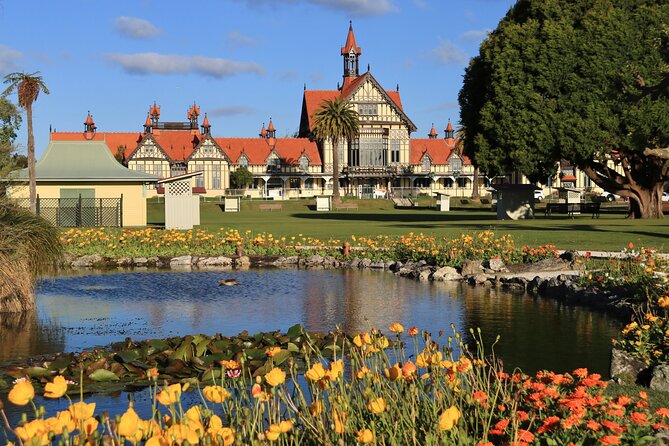 Auckland: Rotorua, Taupo, Waiotapu & Huka Falls Private Trip - Taupo: lunch beside New Zealand’s largest lake