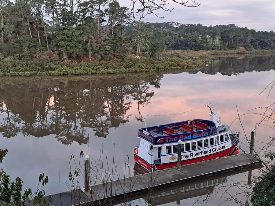 Auckland: Scenic Boat Cruise to the Riverhead Tavern - Chelsea Sugar Refinery, Kauri Point, and Herald Island