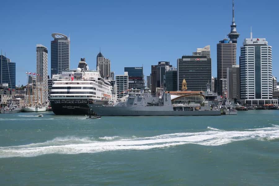 Auckland: Scenic Harbour Cruise with Live Commentary - The first five minutes: safety and settling in