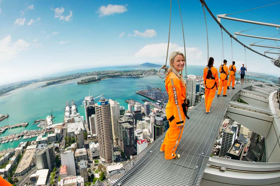 Auckland: Sky Tower SkyWalk - 192m High Edge Walk - Walking the Open-Air Ledge