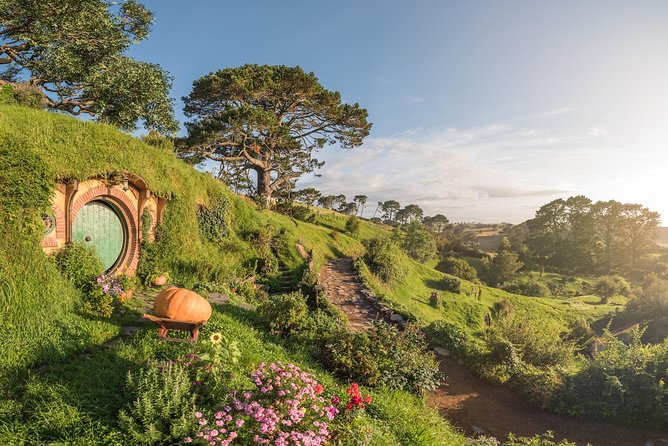 Auckland to Rotorua via Hobbiton Small Group Tour (One Way) - A brief look at Lake Rotorua and the Government Gardens