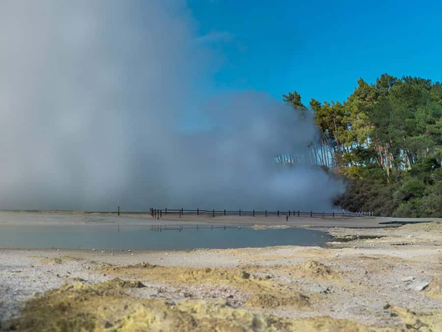 Auckland: Wai-O-Tapu, Maori Haka & Hot Springs Rotorua Tour - Blue and Green Lakes and the Rotorua setting