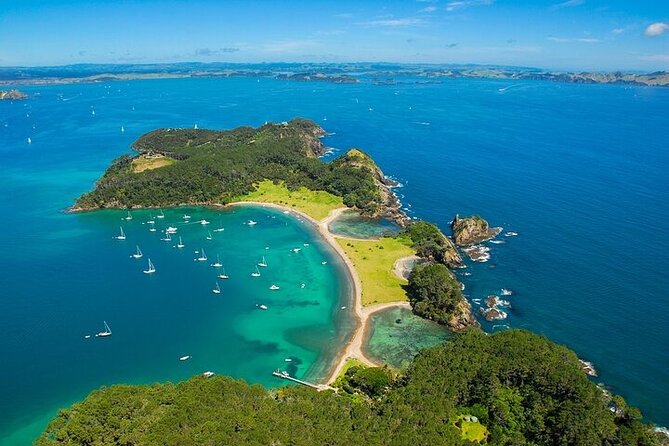 Bay of Islands Private Tour - Sailing toward the Hole in the Rock