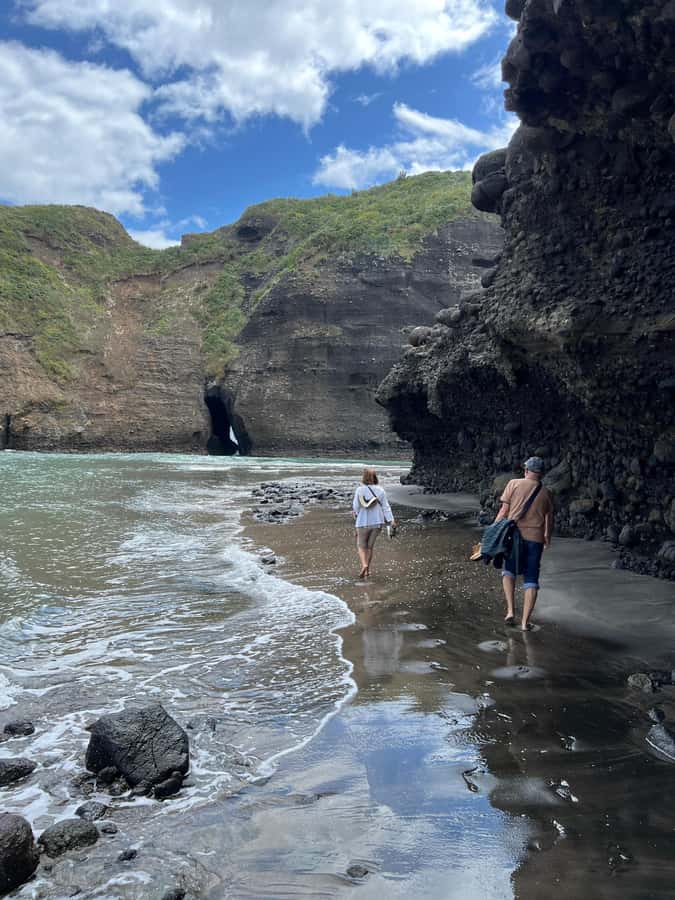 From Auckland: Guided Tour of Piha with Scenic Beach Walks - South Piha: cliffs, surf, and sea caves