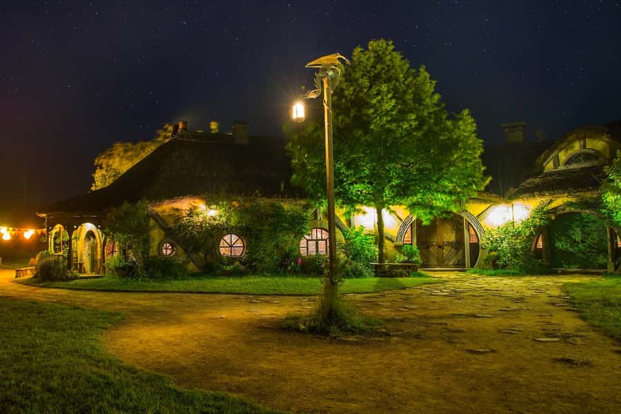 From Auckland: Hobbiton Movie Set Full-Day Small-Group Trip - A drink at the Green Dragon Inn