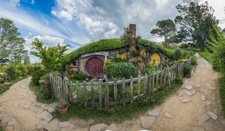 From Auckland: Hobbiton & Waitomo Caves Day Trip with Lunch - Waitomo Glowworm Caves and the quiet boat ride