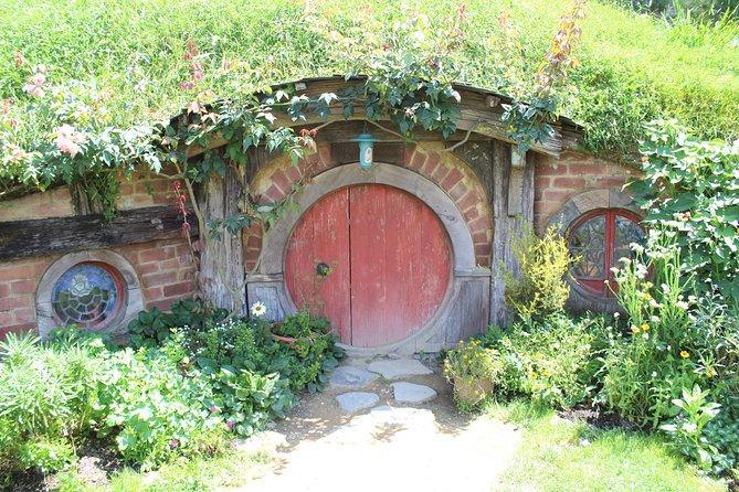 Hobbiton Afternoon Tour in Luxury Minibus from Auckland - The two-hour walk through Hobbiton