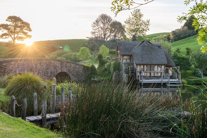 Hobbiton Movie Set Banquet Experience Private Tour From Auckland - A drink and dinner at the Green Dragon Inn