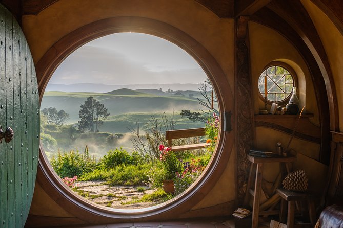 Hobbiton Movie Set Banquet Experience Private Tour From Auckland - Why the small private format matters