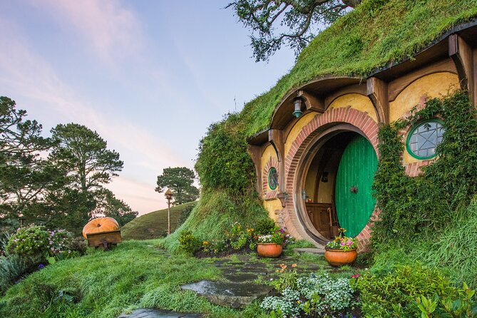 Hobbiton Movie Set Experience: Private Tour From Auckland - A coffee and comfort stop at Robert Harris