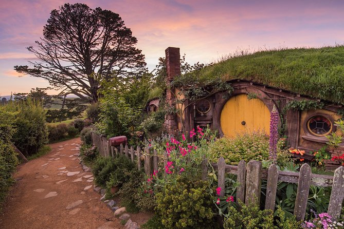 Hobbiton Movie Set Group Tour Early Access (Avoid the crowds!) - The guided experience, not just a photo stop