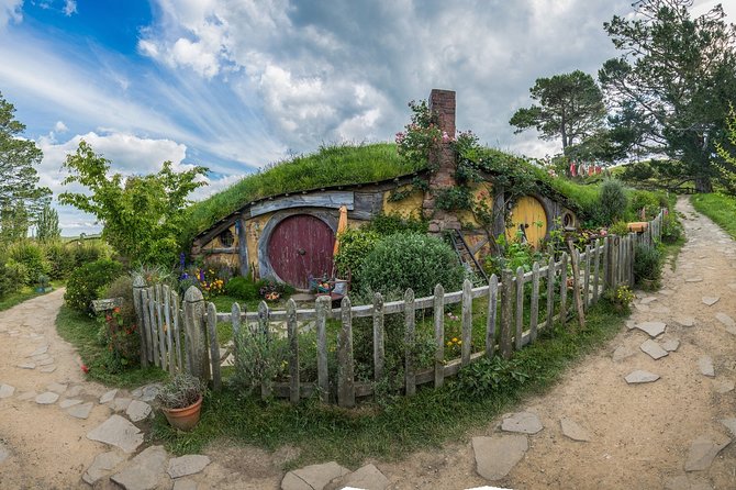Hobbiton Movie Set Small Group Fully Guided Day Tour from Auckland - A closer look at the guiding