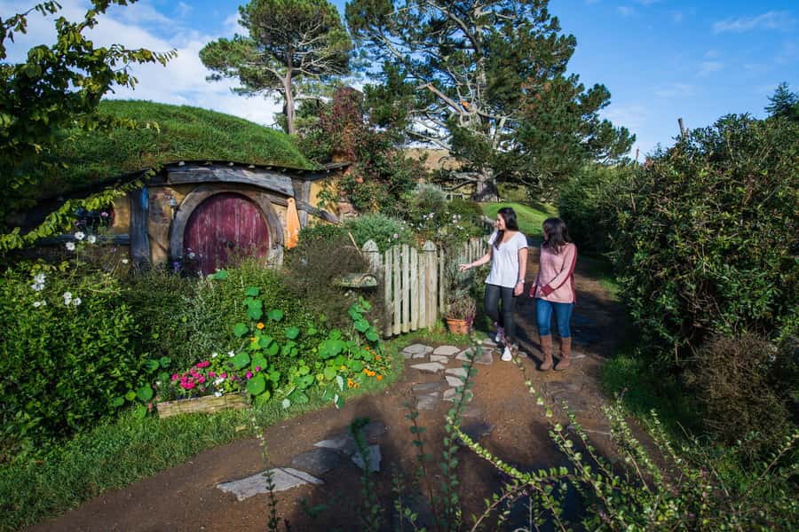 Hobbiton Movie Set & Te Puia Geothermal Valley Private Tour - Two famous New Zealand experiences in one day