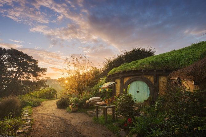 Hobbiton Movie Set tour & Glowworm Cave day tour - Key points at a glance