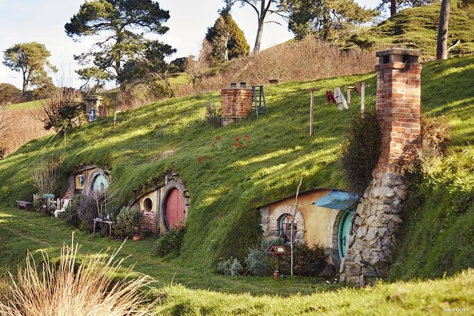Hobbiton Movie Set tour & Glowworm Cave day tour - The 2.5-hour journey from Auckland