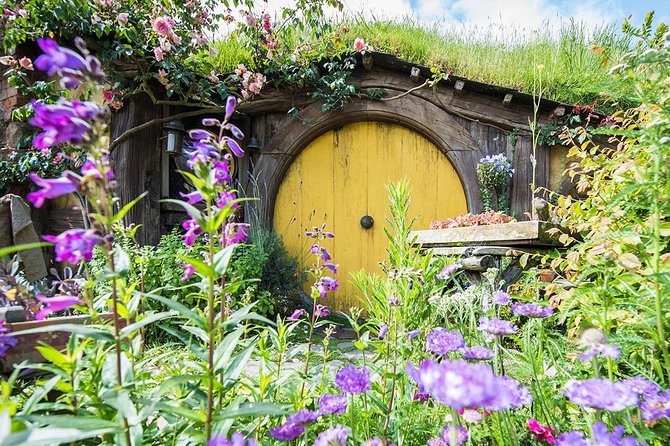 Hobbiton & Rotorua including Wai-O-Tapu - Small Group Tour from Auckland - Tirau: a quick, quirky roadside stop
