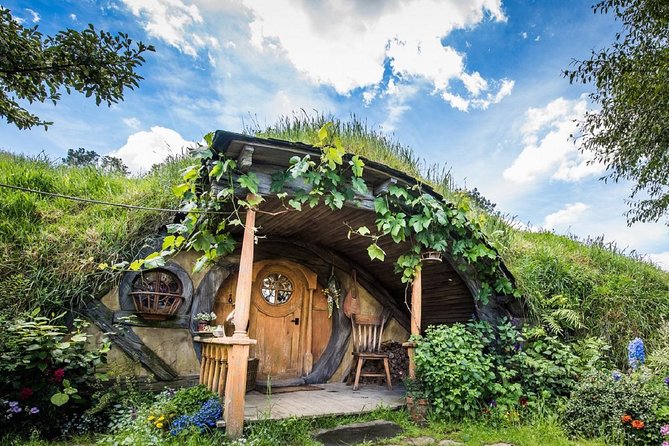 Hobbiton & Waitomo Caves Guided Day Trip from Auckland incl lunch - Lunch between Middle-earth and Waitomo