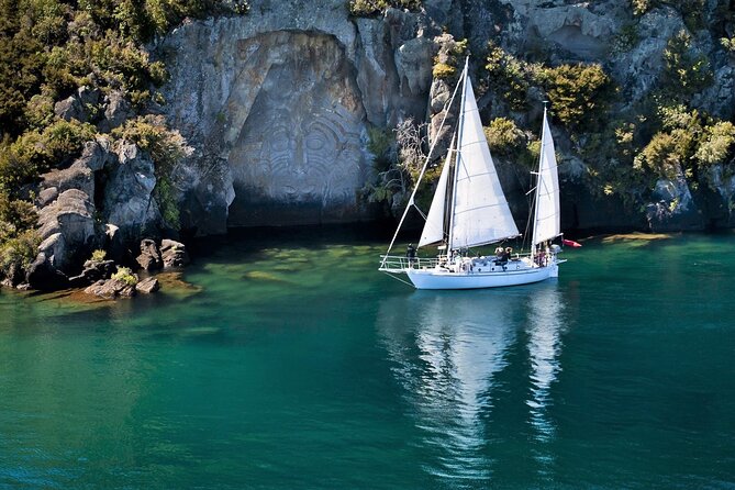 Lake Taupō Private Day Tour from Auckland to Māori Rock Carvings - Huka Honey Hive and New Zealand honey