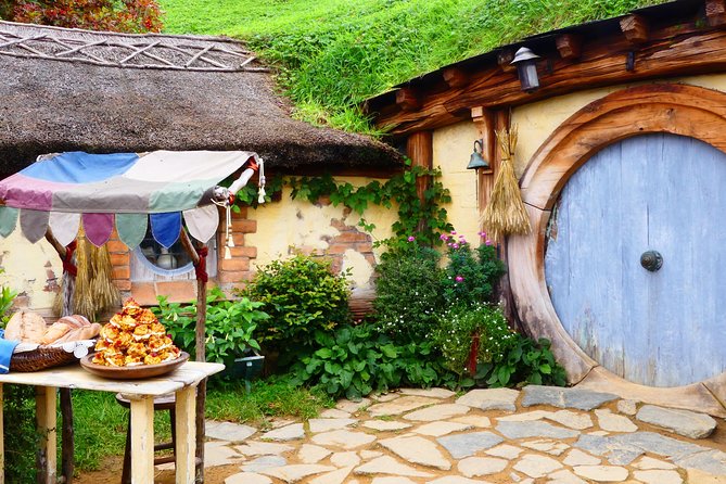 Luxury Small group tour from Auckland to Hobbiton Movie Set - Leaving Auckland before the city wakes