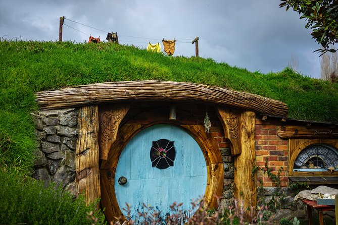 Luxury Small group tour from Auckland to Hobbiton Movie Set - Who will get the most from this outing