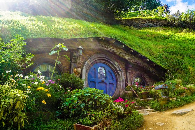 Luxury Small group tour from Auckland to Hobbiton Movie Set - Practical details that shape the day
