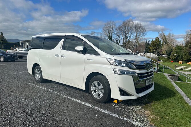 Private Auckland Airport Transfer: to/from City Hotels in Minivan - Arriving at Auckland Airport after a long flight