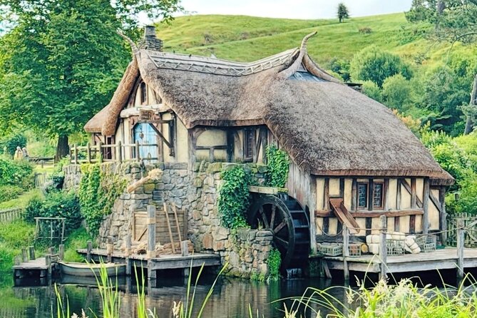 Private Hobbiton Movie Set and Rotorua Day Trip from Auckland - Lady Knox Geyser at 10:15 AM