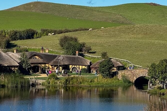 Private Hobbiton Movie Set and Rotorua Day Trip from Auckland - Te Puia for geothermal sights and Māori culture