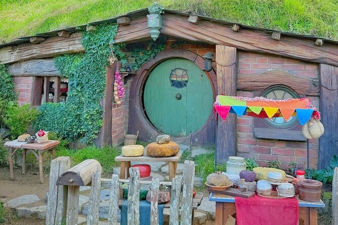 Private Hobbiton Movie Set and Rotorua Day Trip from Auckland - Leaving Auckland for Hobbiton