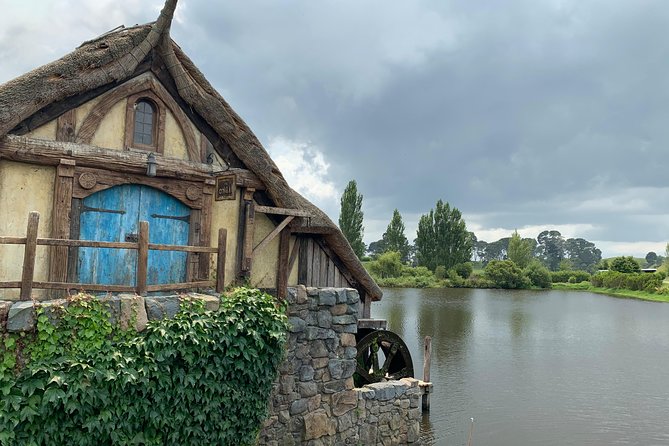 Private Luxury Tour to Hobbiton Movie Set & Waitimo Glowworm Cave - Walking through Hobbiton’s green hills