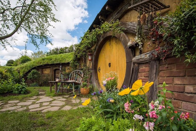 Private Luxury Tour to Hobbiton Movie Set & Waitimo Glowworm Cave - Starting at 6:30 am from Auckland