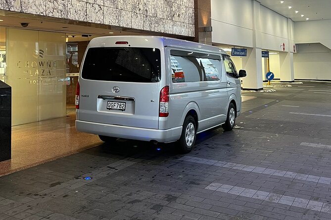 Private Mini Van Transfer From Auckland Airport to Auckland City - The 30 to 45 minute ride to Auckland Central