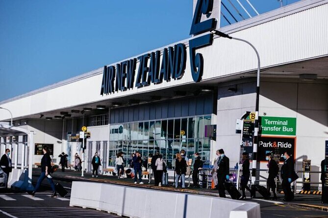 Private One-Way Transfer: Auckland Airport to Auckland City Hotel - Landing at Auckland International Airport