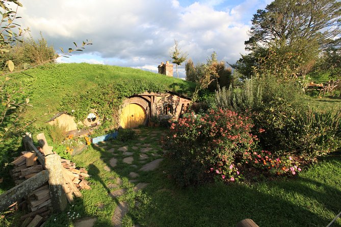 Private The Hobbiton Tour - Auckland Tour House - Crossing the sheep farm toward the Shire
